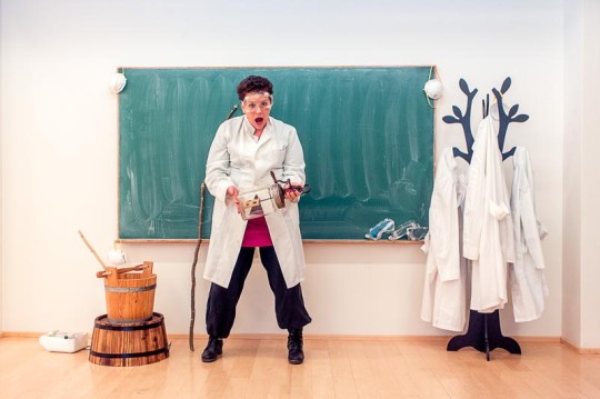 Fagna Gestsdóttir á jólasveinarannsóknarstofunni. Þar gefst gestum kostur á að sannreyna virkni þeirra hluta sem tengjast jólunum.