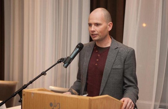 Pétur henti skrifuðu ræðunni þegar hann fékk fræðslu- og vísindaviðurkenningu Siðmenntar. Í viðtali við blaðið lýsir hann hve kærkomið var að fá klapp á bakið, því lítið sé um slíkt innan Rúv.