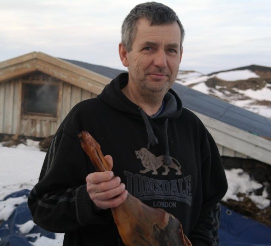 Ilmurinn stígur upp úr reykhúsinu á Skútustöðum að baki Gylfa Yngvasonar sem heldur á nýreyktu hangikjötslæri á myndinni. Fyrstu lærin eru tilbúin og er ekki að efa að sumir fá vatn í munninn við tilhugsunina um það sem fram undan er.